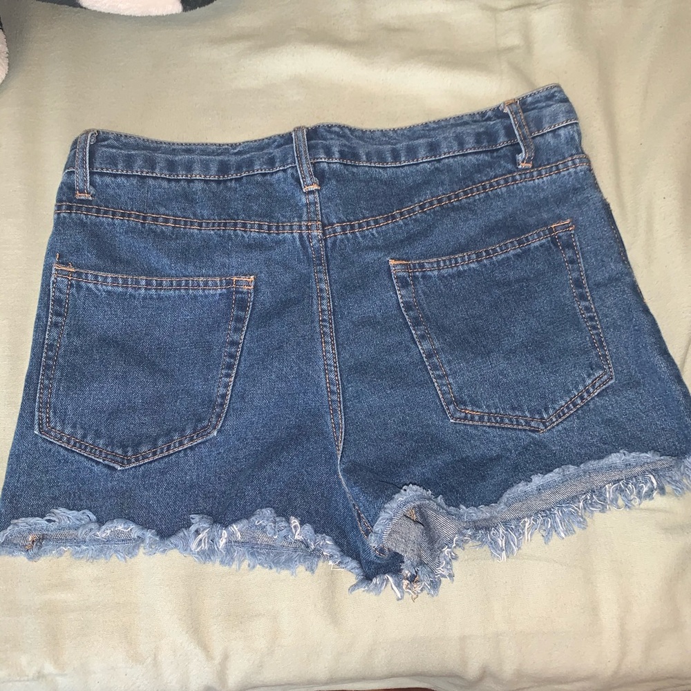 Shorts - Picture 3 of 3